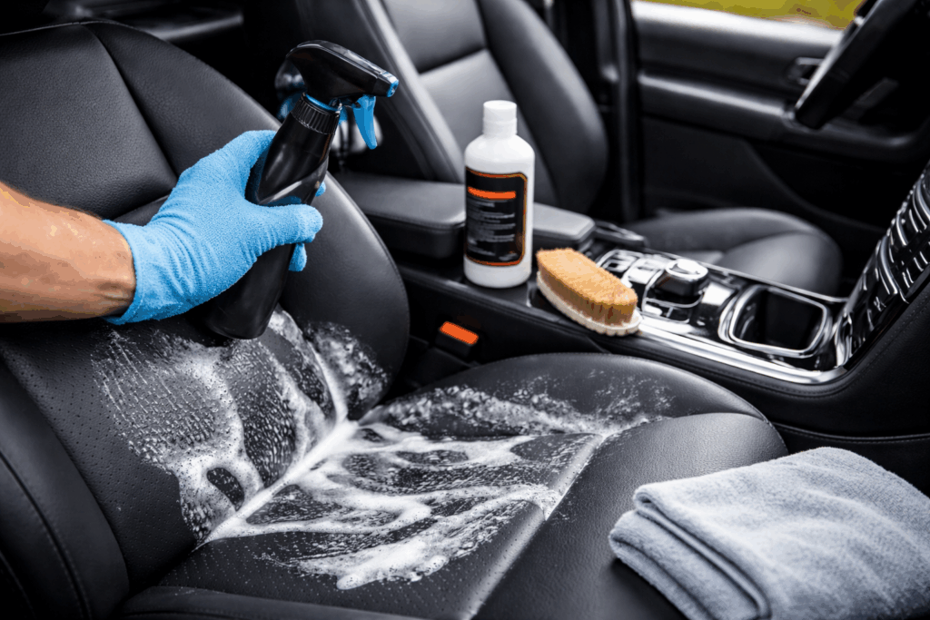 Leren autostoelen schoonmaken